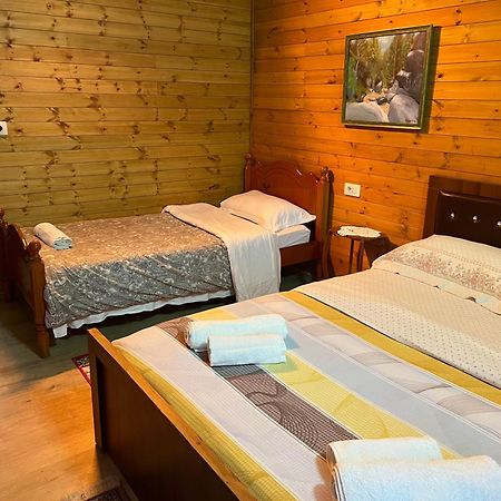 Bujtina Uji I Panjes, Log Cabins Dukat Exteriör bild