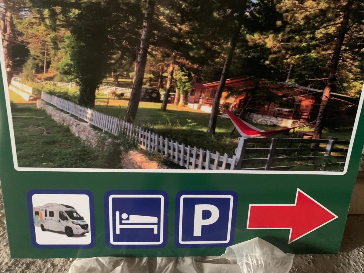 Bujtina Uji I Panjes, Log Cabins Dukat Exteriör bild