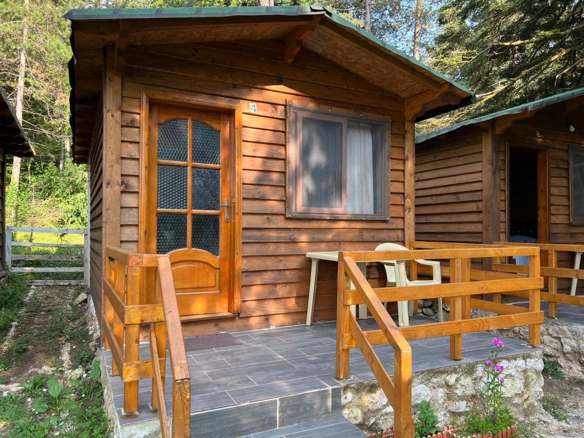 Bujtina Uji I Panjes, Log Cabins Dukat Exteriör bild