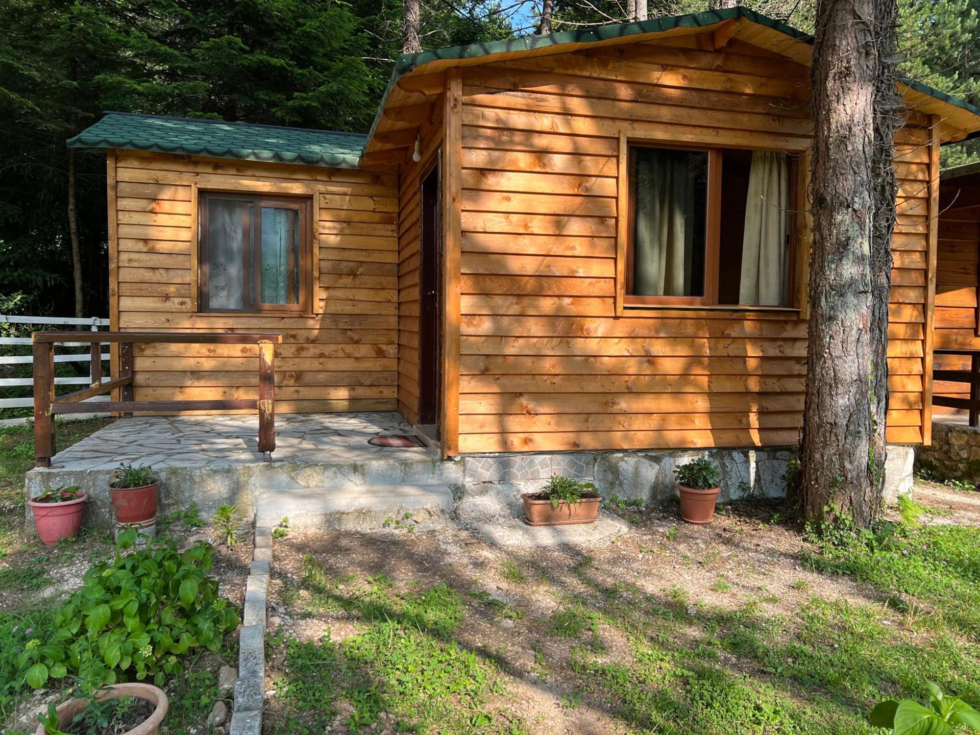 Bujtina Uji I Panjes, Log Cabins Dukat Exteriör bild