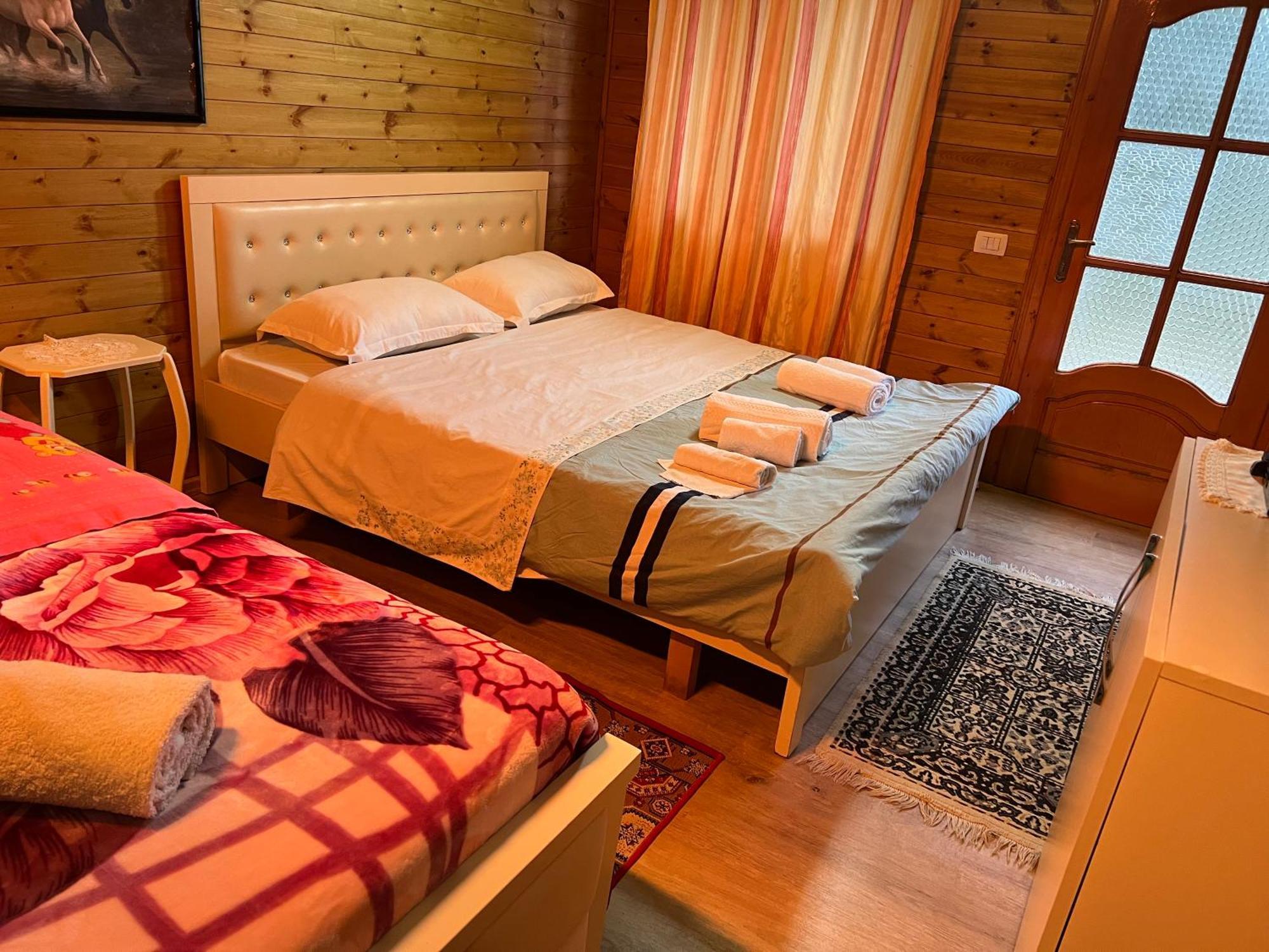 Bujtina Uji I Panjes, Log Cabins Dukat Exteriör bild
