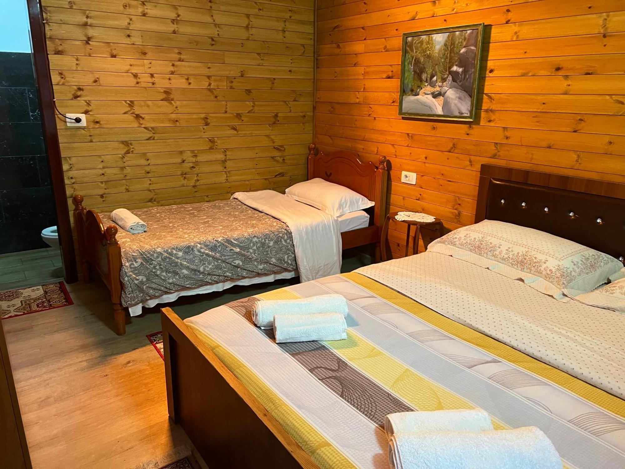 Bujtina Uji I Panjes, Log Cabins Dukat Exteriör bild